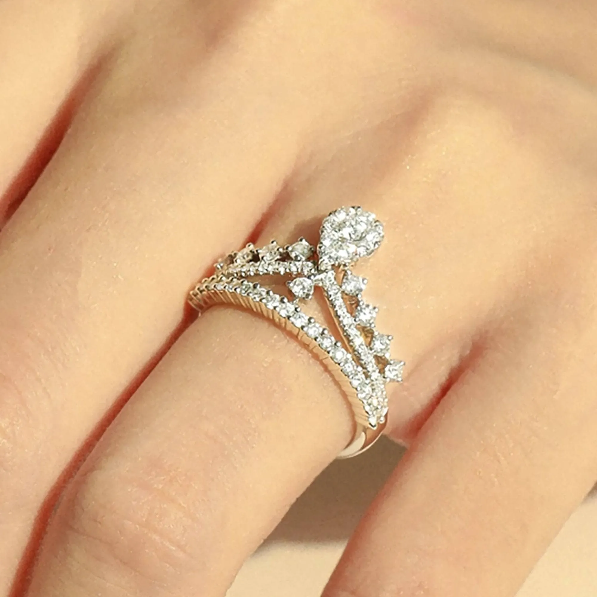 18k Round Cut Diamond Crown Design Engagement Ring