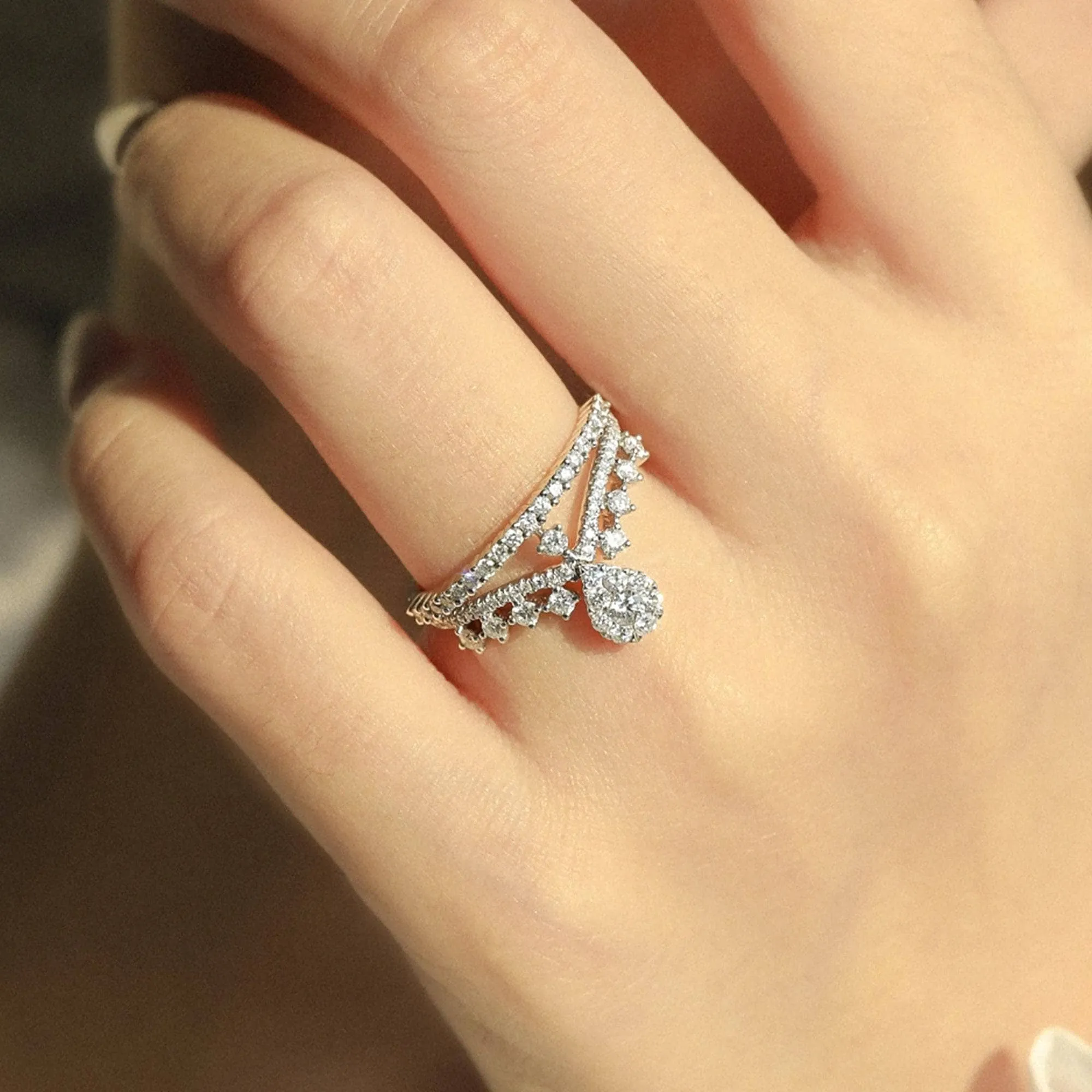 18k Round Cut Diamond Crown Design Engagement Ring