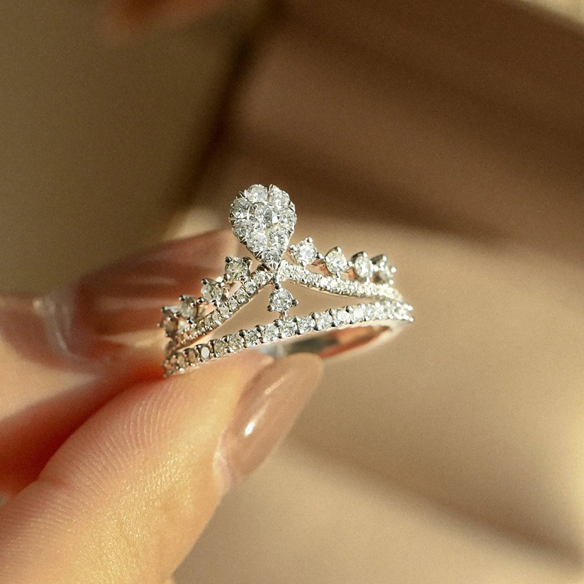 18k Round Cut Diamond Crown Design Engagement Ring