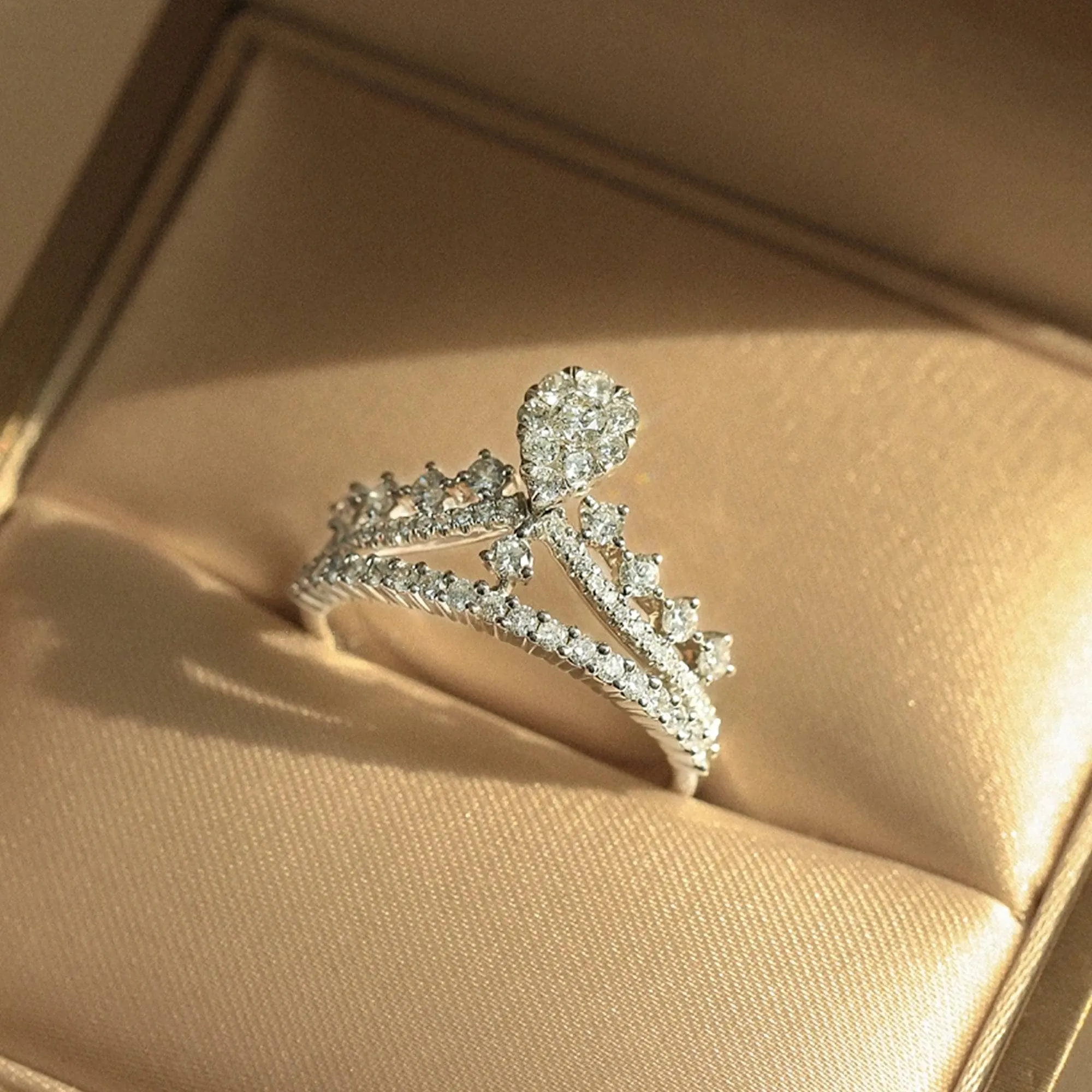 18k Round Cut Diamond Crown Design Engagement Ring