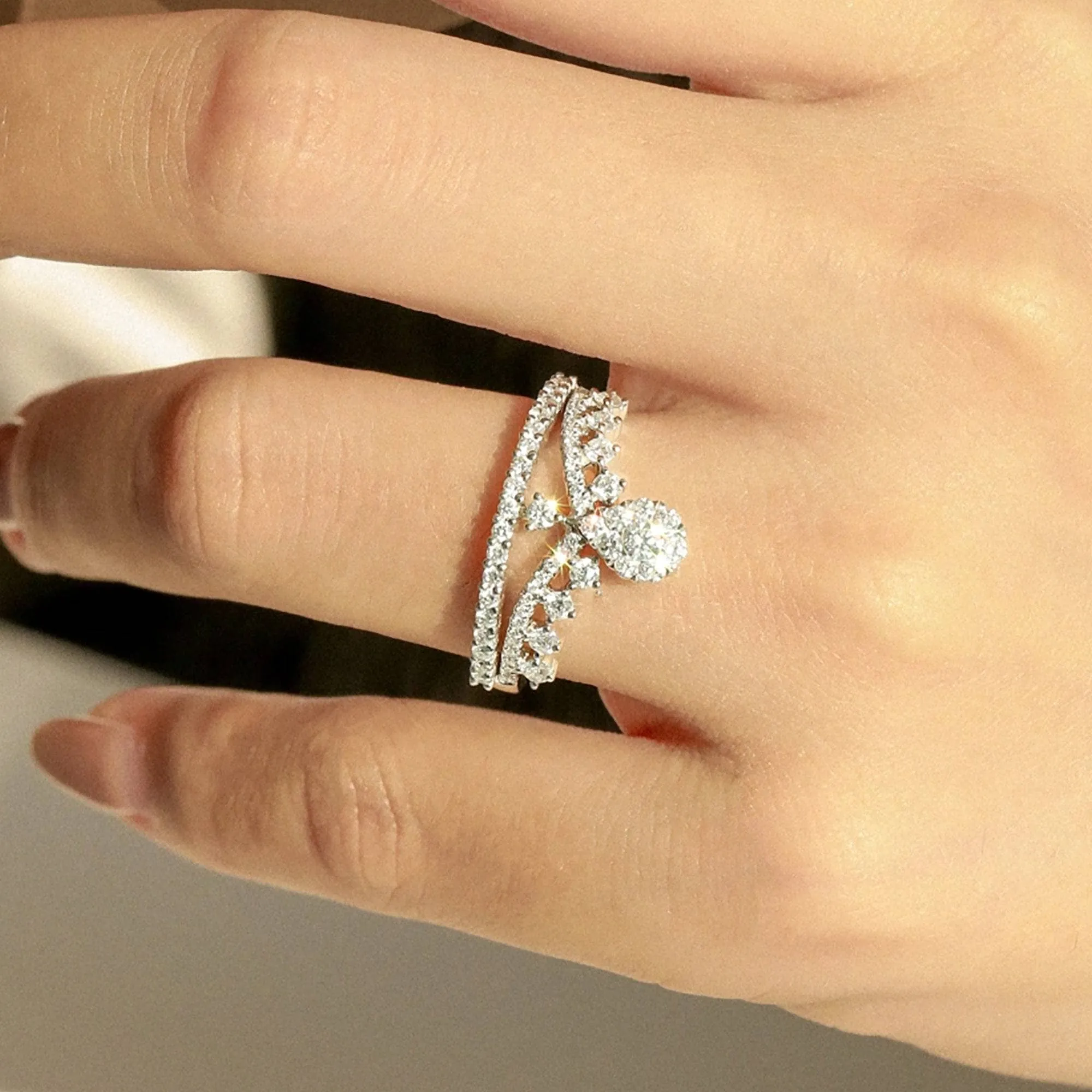 18k Round Cut Diamond Crown Design Engagement Ring