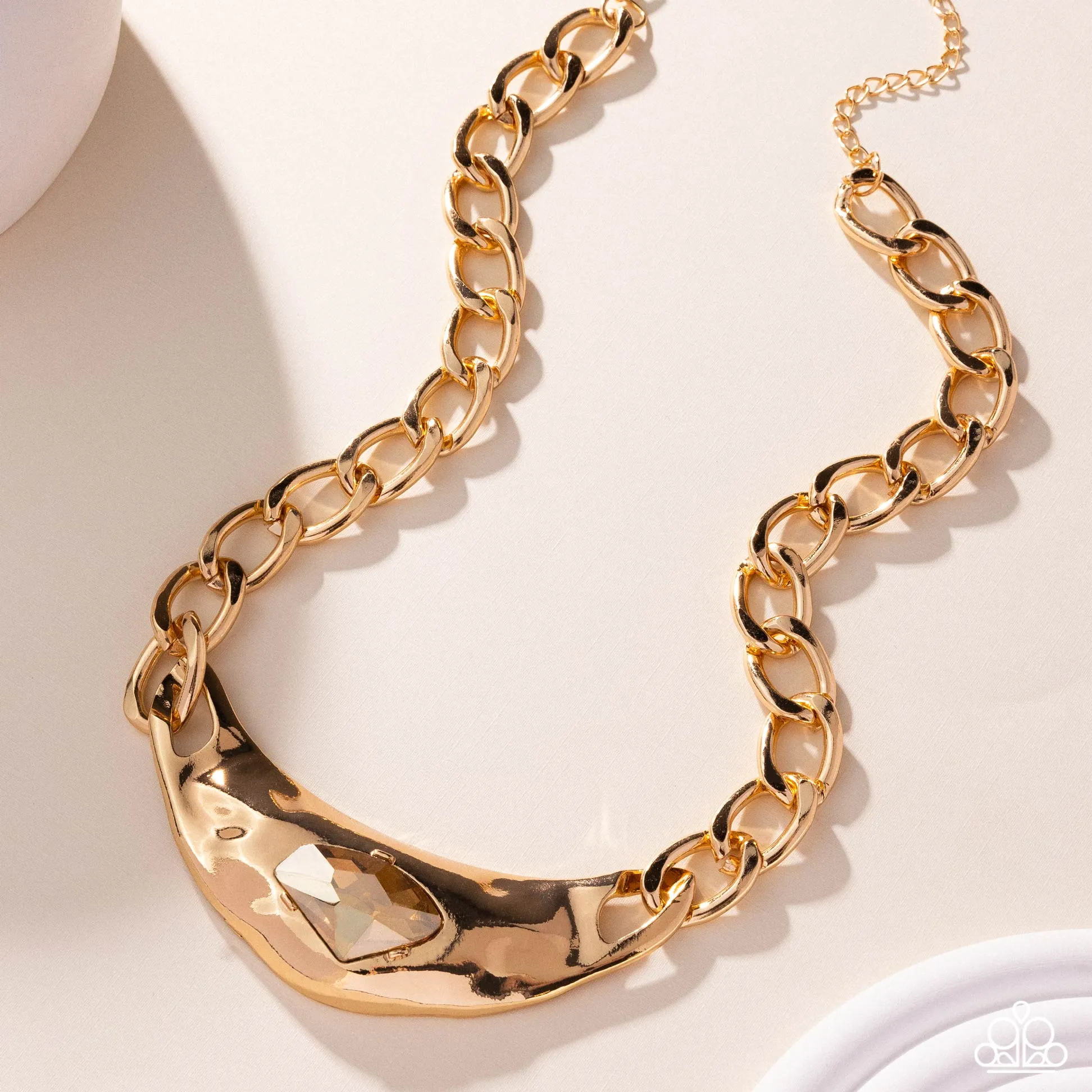 Peak of Pizzazz - Gold - Curb Chain Hammered Frame Golden Gem Paparazzi Short Necklace - 2025 Empower Me Pink Exclusive