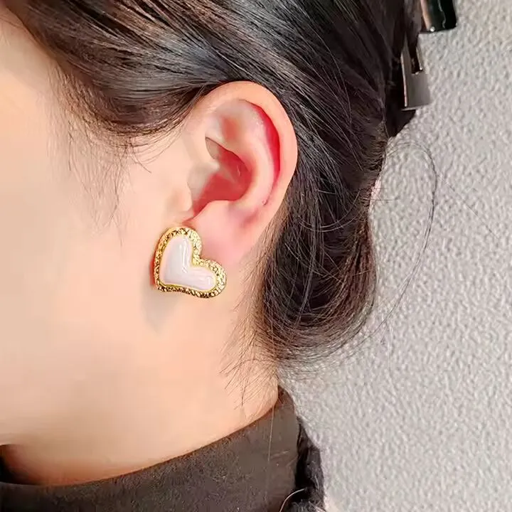 Preffers® Beating Heart Dangle Earrings – Playful & Unique