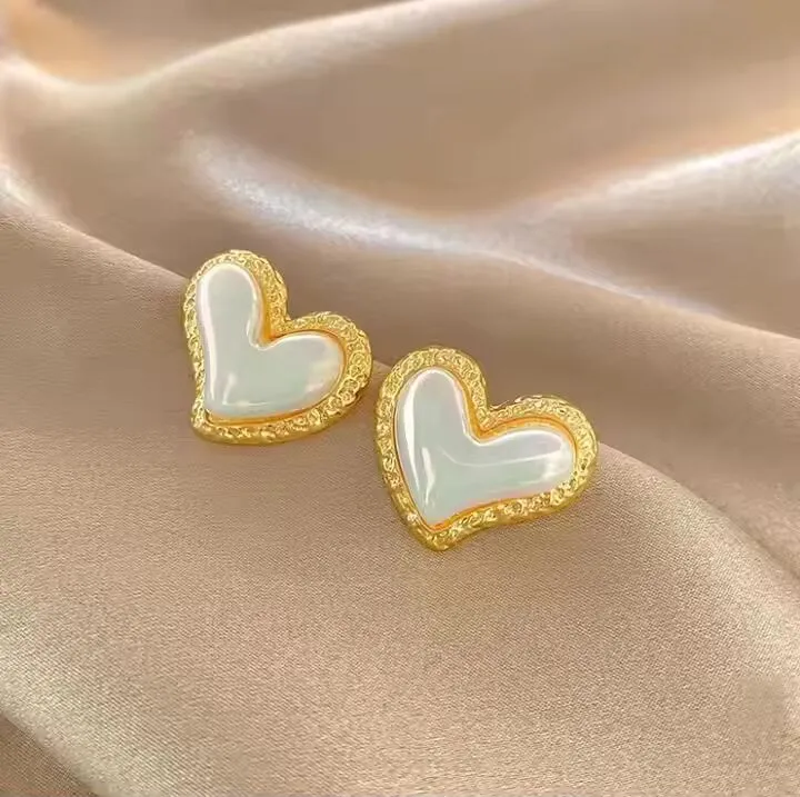 Preffers® Beating Heart Dangle Earrings – Playful & Unique