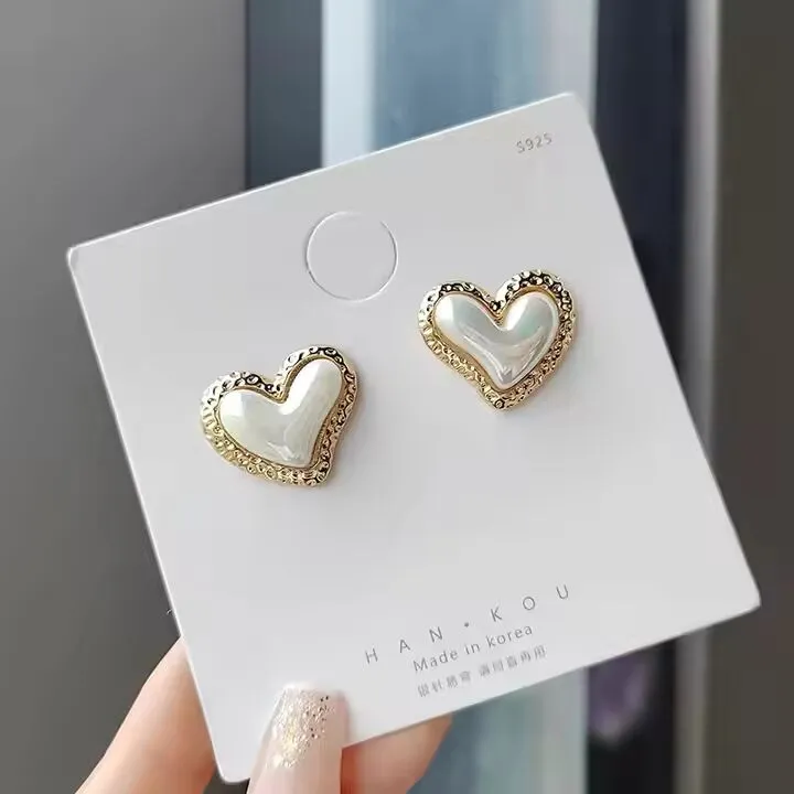 Preffers® Beating Heart Dangle Earrings – Playful & Unique