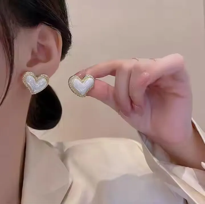 Preffers® Beating Heart Dangle Earrings – Playful & Unique