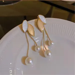 Preffers® Leaf with Pearl Earrings – Elegant & Nature-Inspired