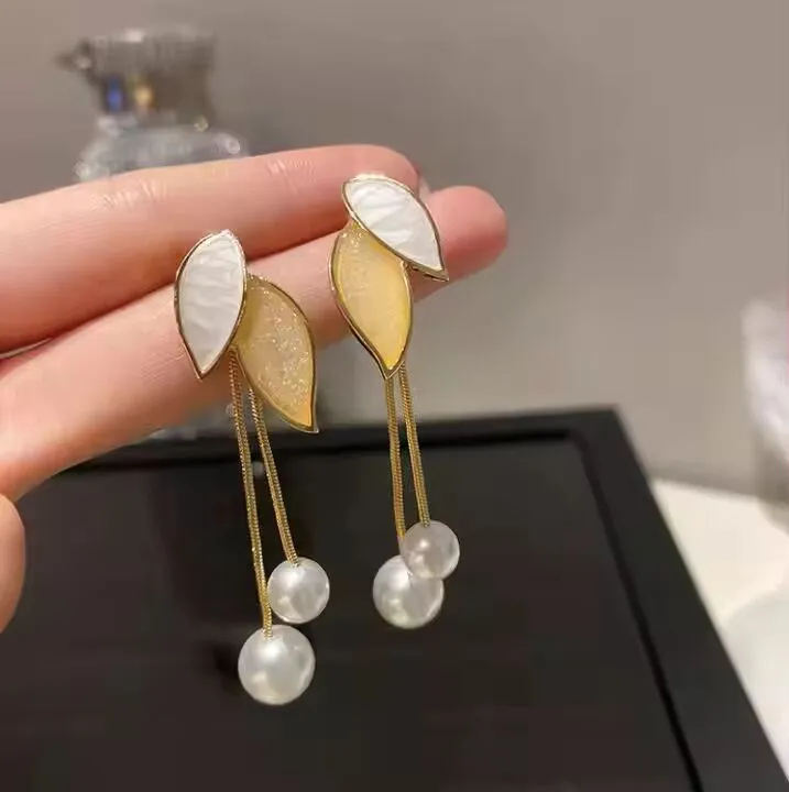 Preffers® Leaf with Pearl Earrings – Elegant & Nature-Inspired