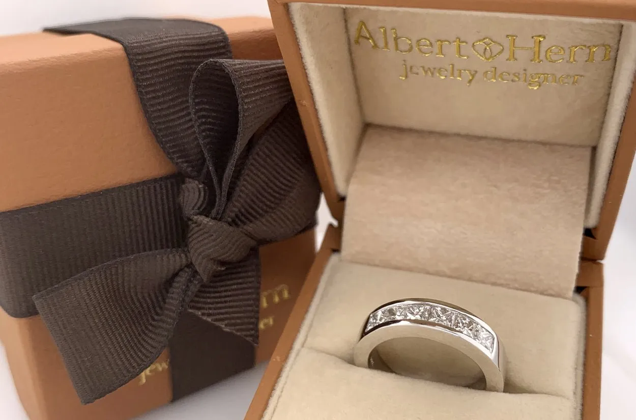 Ring 18kt Gold & 6 Princess Cut Diamonds Half Band