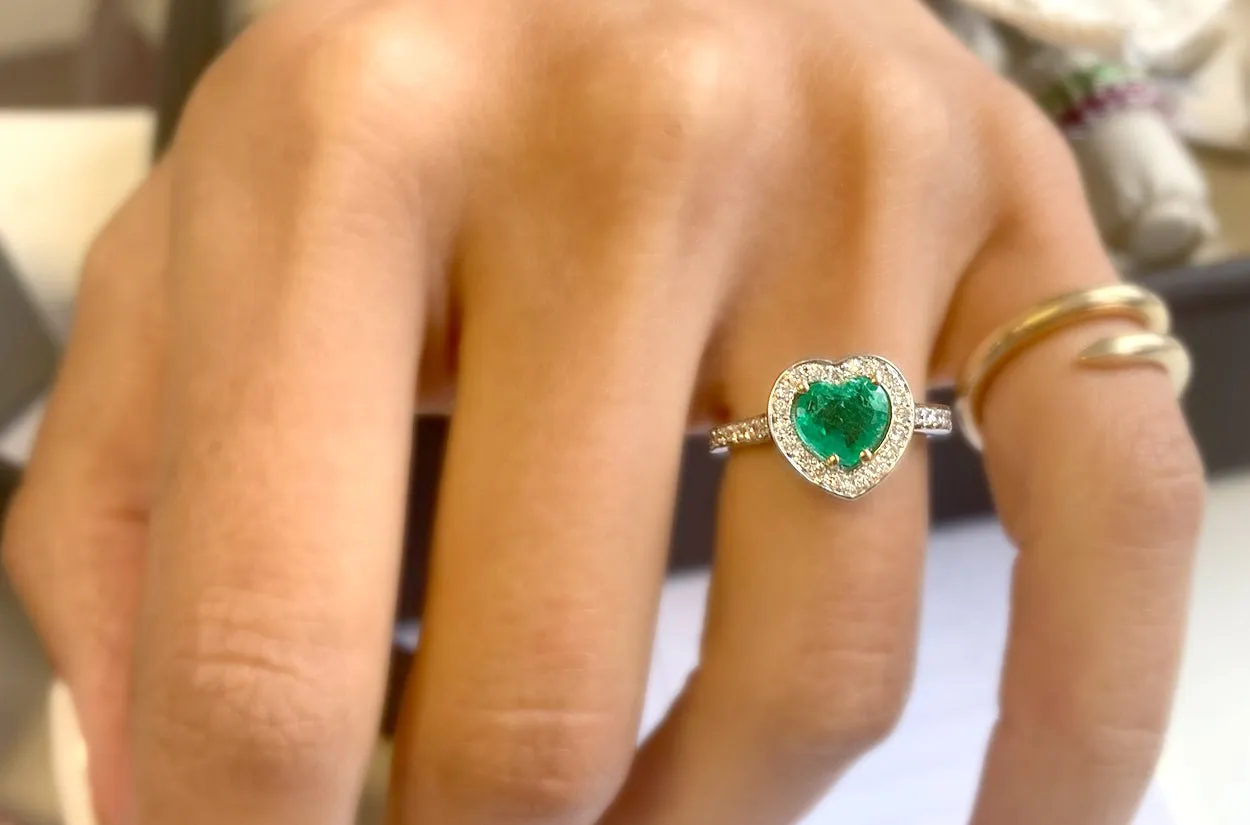 Ring 18kt Gold Emerald Heart & Diamonds