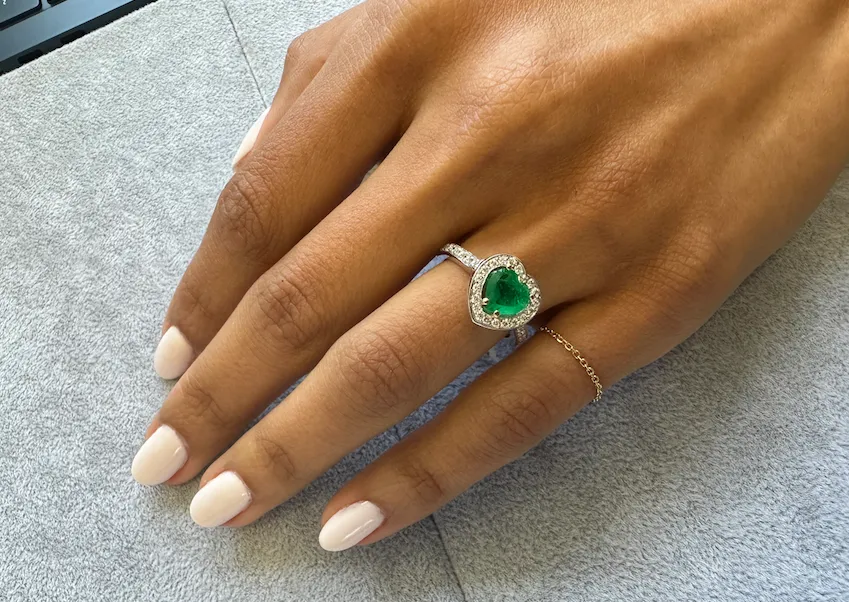 Ring 18kt Gold Emerald Heart & Diamonds