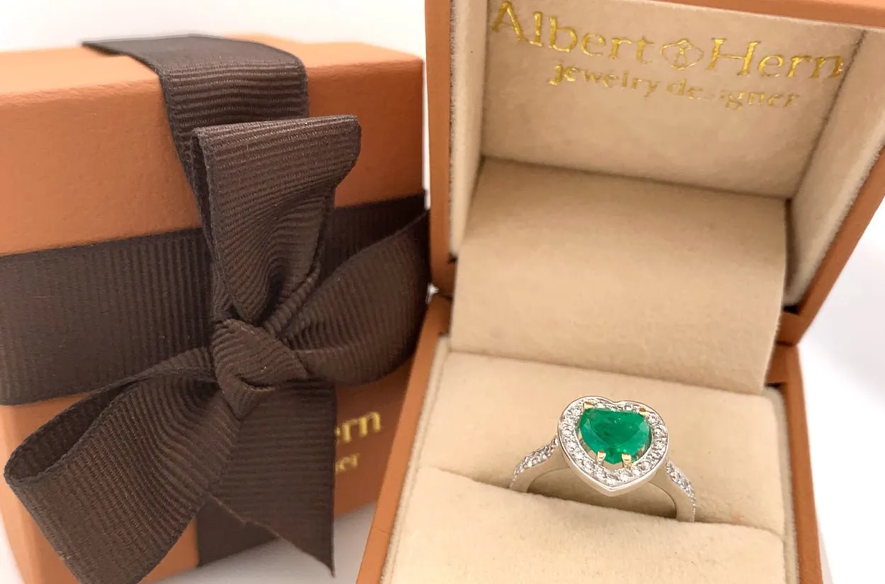 Ring 18kt Gold Emerald Heart & Diamonds