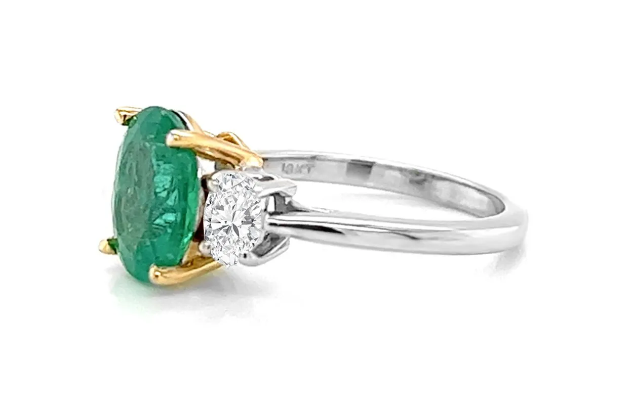 Ring 18kt Gold GIA Oval Emerald 2.28 cts & 2 Oval Diamonds 0.52 cts
