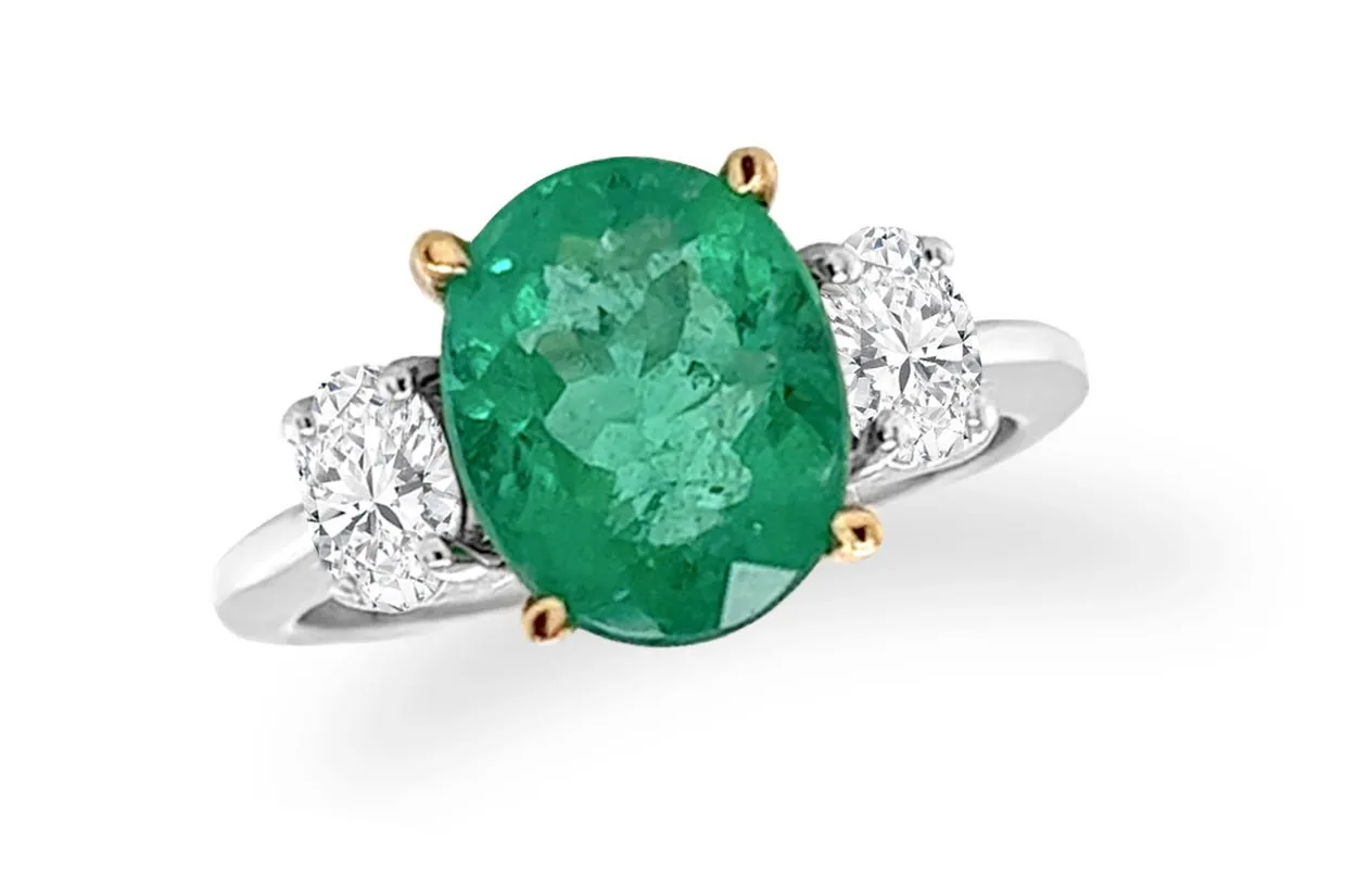 Ring 18kt Gold GIA Oval Emerald 2.28 cts & 2 Oval Diamonds 0.52 cts