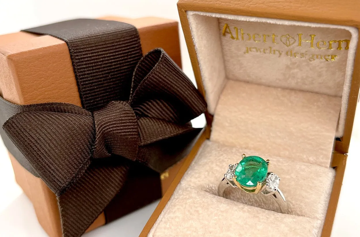 Ring 18kt Gold GIA Oval Emerald 2.28 cts & 2 Oval Diamonds 0.52 cts