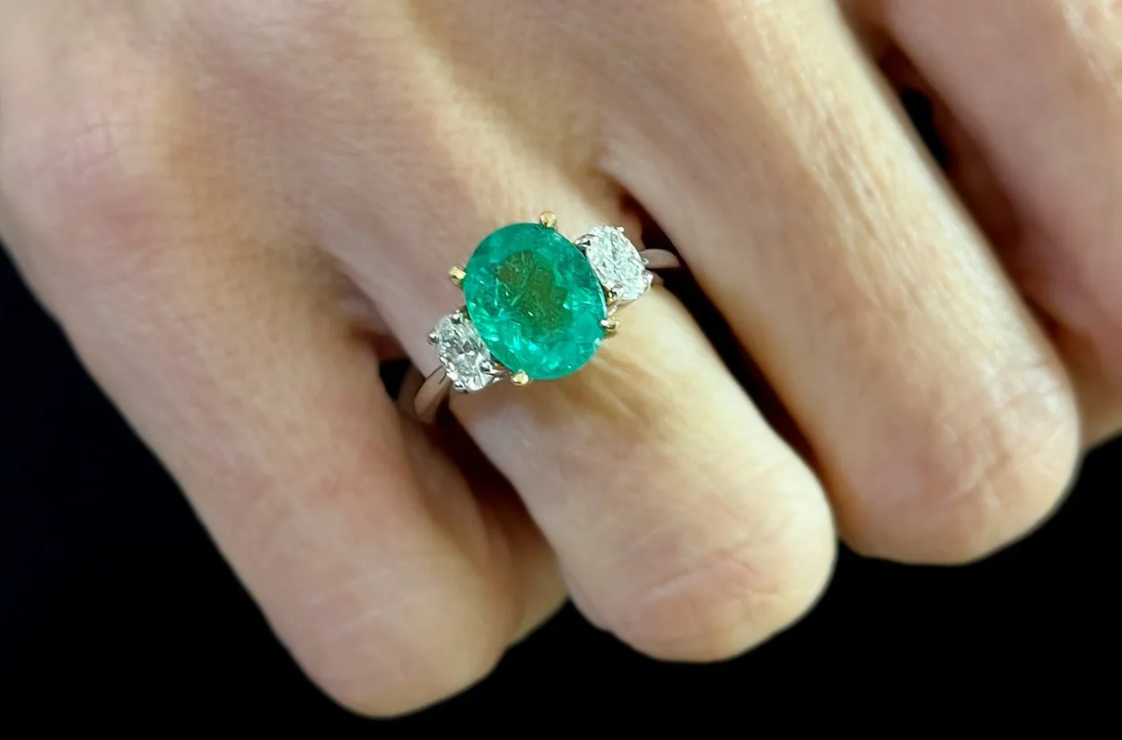 Ring 18kt Gold GIA Oval Emerald 2.28 cts & 2 Oval Diamonds 0.52 cts