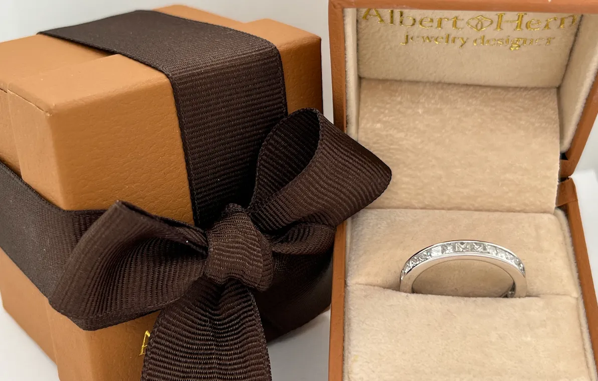Ring 18kt White Gold & Princess Cut Diamonds (0.98 carats) Eternity