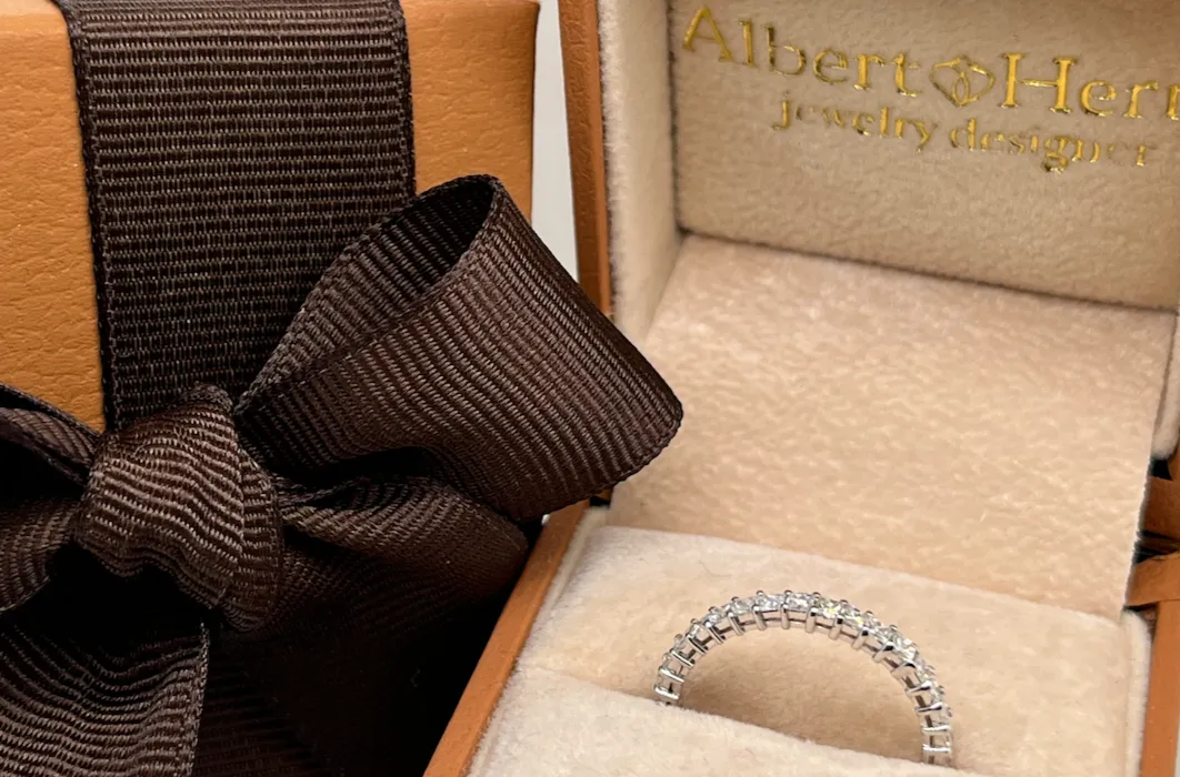 Ring 18kt White Gold & Princess Cut Diamonds Eternity