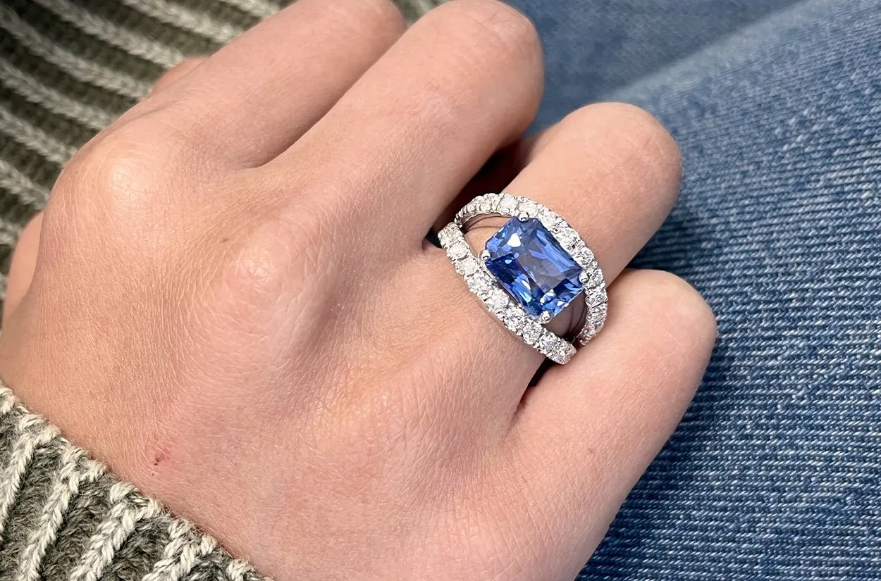Ring 18kt White Gold Ceylon Sapphire & Double-Row Diamonds
