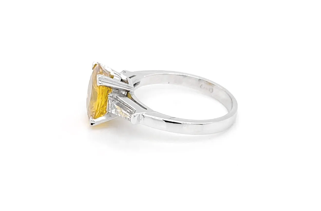 Ring 18kt White Gold Yellow Sapphire & Baguette Diamonds