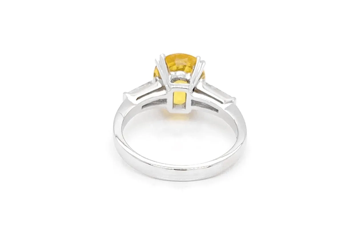 Ring 18kt White Gold Yellow Sapphire & Baguette Diamonds
