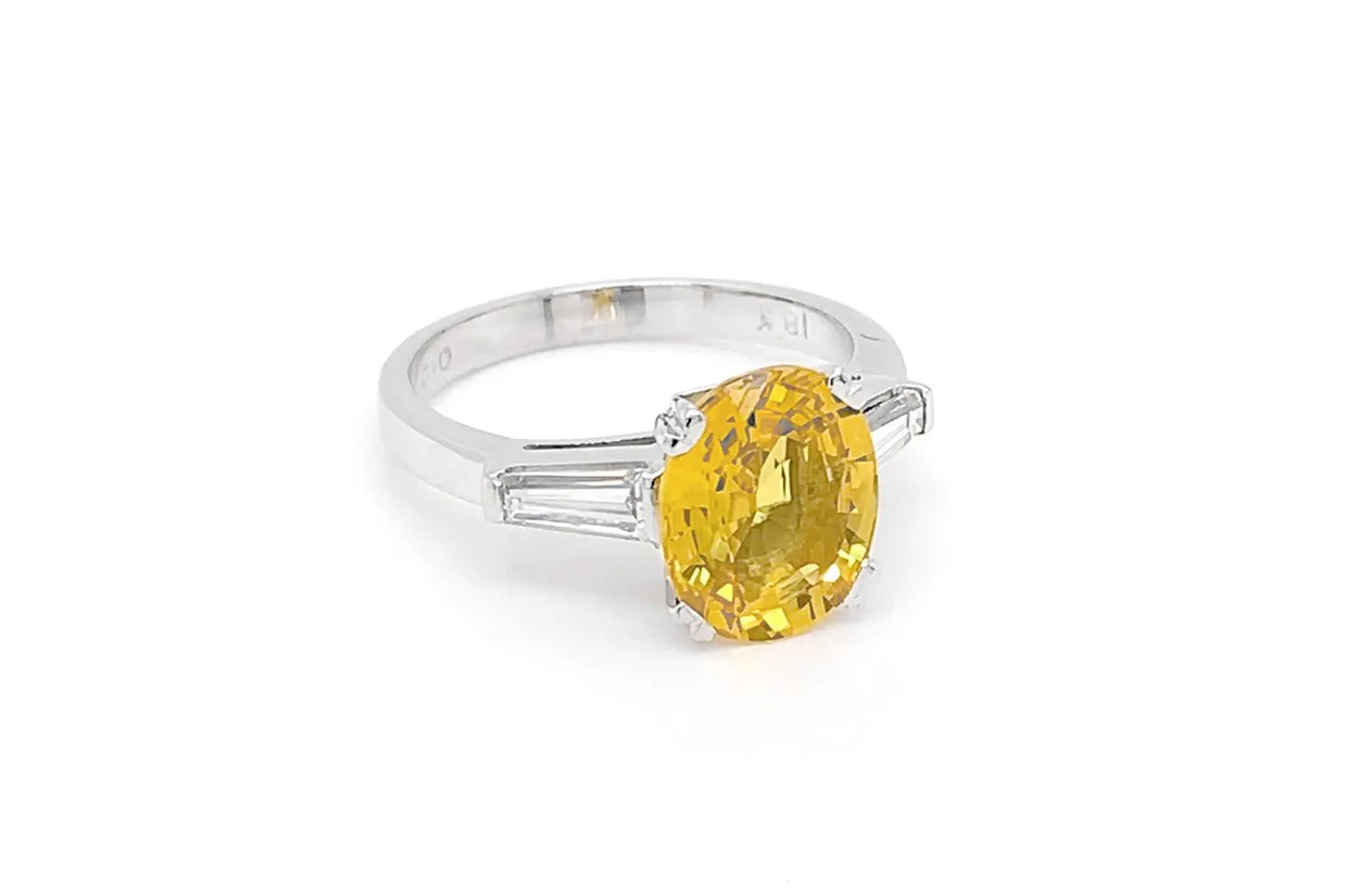 Ring 18kt White Gold Yellow Sapphire & Baguette Diamonds