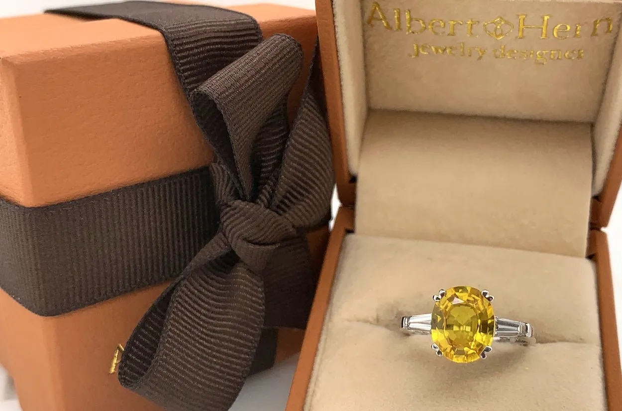 Ring 18kt White Gold Yellow Sapphire & Baguette Diamonds